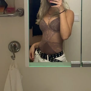 Fin sliden martrial - Snygg beige siden matrial body använd 2 gånger väldigt bra skick, säljer då jag har för många liknande:) Första bilden visar den riktiga färgen🦋