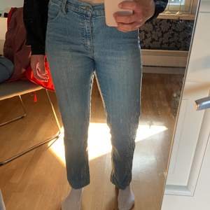 Raka ljusblå jeans köpta second hand! Sitter perfekt på mig som brukar ha W28/29 på jeans. Jag på bild är 172 cm. Oklart vilket märke det är men väldigt sköna och stretchiga.