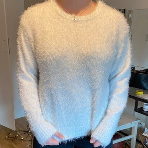 Fluffig tröja - Jättesöt o jätteskön oversized fluffig tröja, vet inte var den är ifrån eller vilken storlek men passar xs-l beroende på hur man vill att den ska sitta, finns även en exakt likadan fast i svart. Köparen står för frakten💕