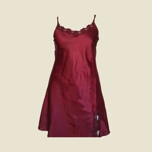 Röd slipdress - 🪞Röd satin slipdress med spets och slits. 🪞5/5 skick. 