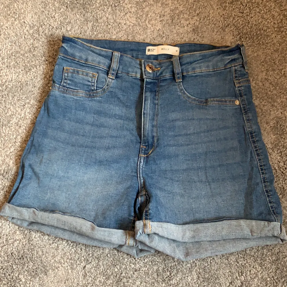 Säljer dessa jätte fina shorts ifrån Gina Tricot som aldrig är använda. Nypris 279kr mitt pris 180kr. Köparen står för frakten🎀. Shorts.