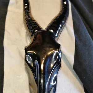 Staty horn huvud (tror jag)  - Det är ett svart (liknande) antilop huvud som blänker i ljuset. Du kan ha den som prydnad eller hänga upp den på väggen osv. Den har små repor på sig men annars är den hel. Väger 470g ungefär🥰