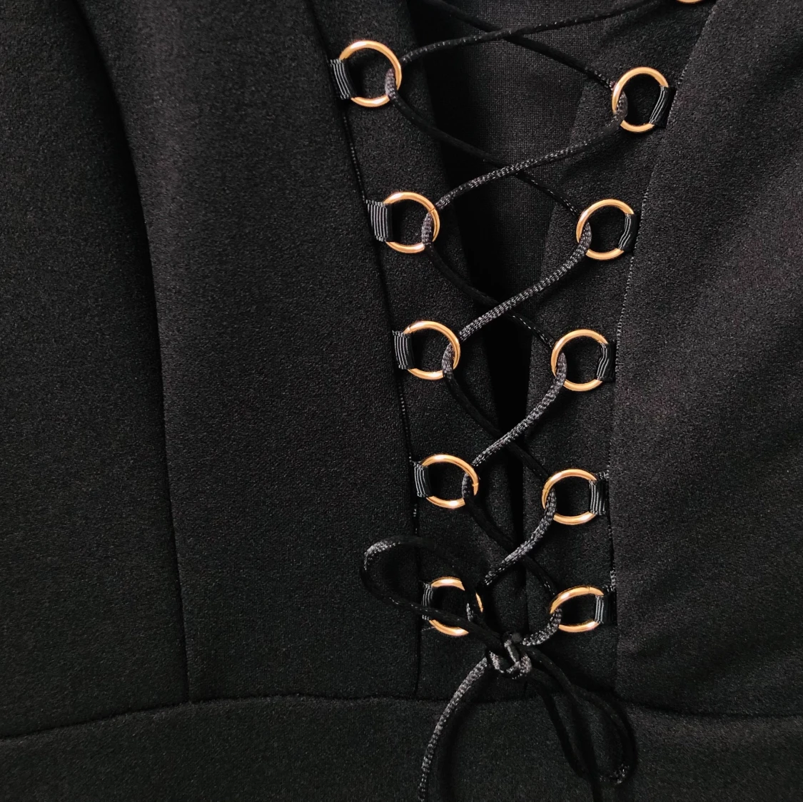 Svart klänning med snörning - 90