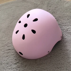 Rosa hjälm  - En rosa skate/cykelhjälm i väldigt bra skick, är använd en gång. Går att justera, är till barn:) 