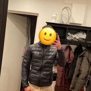 EA7 Dunjacka - EA7 Dunjacka, 1 år gammal kan perfekt till vår/sommar      Storlek small, nypris: 1500kr 
