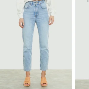 Bikbok tower jen jeans - Väldigt snygga. Köpte i en för stor storlek så ska köpa nya i en mindre. Väldigt bra skick. Storlek 27. 