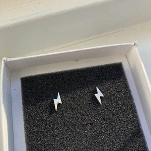 Blixt örhängen  - Örhängen gjorda i silver som föreställer en blixt⚡️