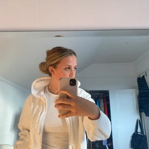 Vintage vit ziphoodie  - Så snygg vintage ziphoodie som är lite oversized. Kommer tyvärr inte till andvändning. Bra skick förutom att färgen på dragkedjekroken lossnat lite (se bild 3)köparen står för frakten!