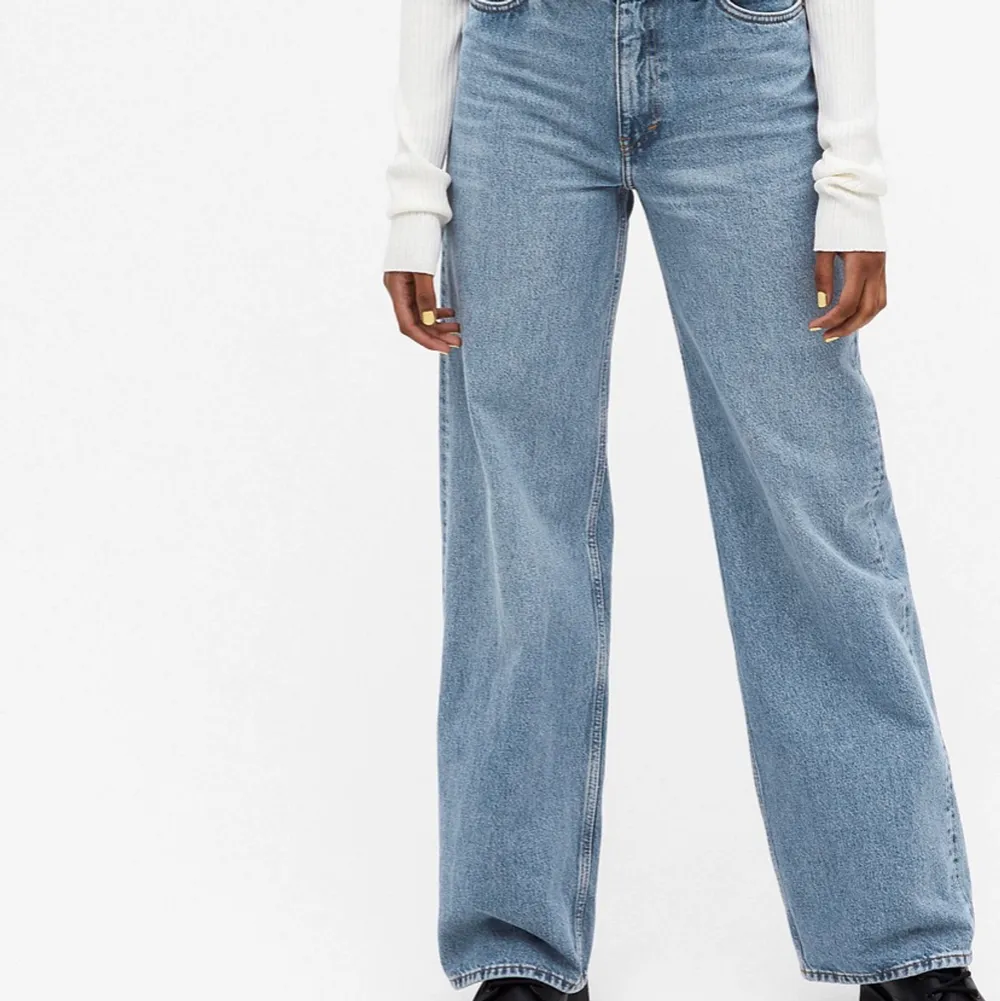 Säljer dessa super snygga jeansen då dem tyvärr blivit för små💞Inga skador. Köparen står för frakt, kom privat för fler bilder på jeansen💞nypris:400kr (villig att sänka pris vid snabb affär). Jeans & Byxor.
