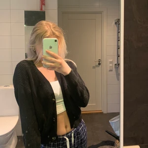 Stickad kofta med knappar 🖤 - Säljer min trendiga stickade kofta. Den är superfin och är i nyskick. Går att knäppa och ha själv men också superfin att ha över ett linne🤍