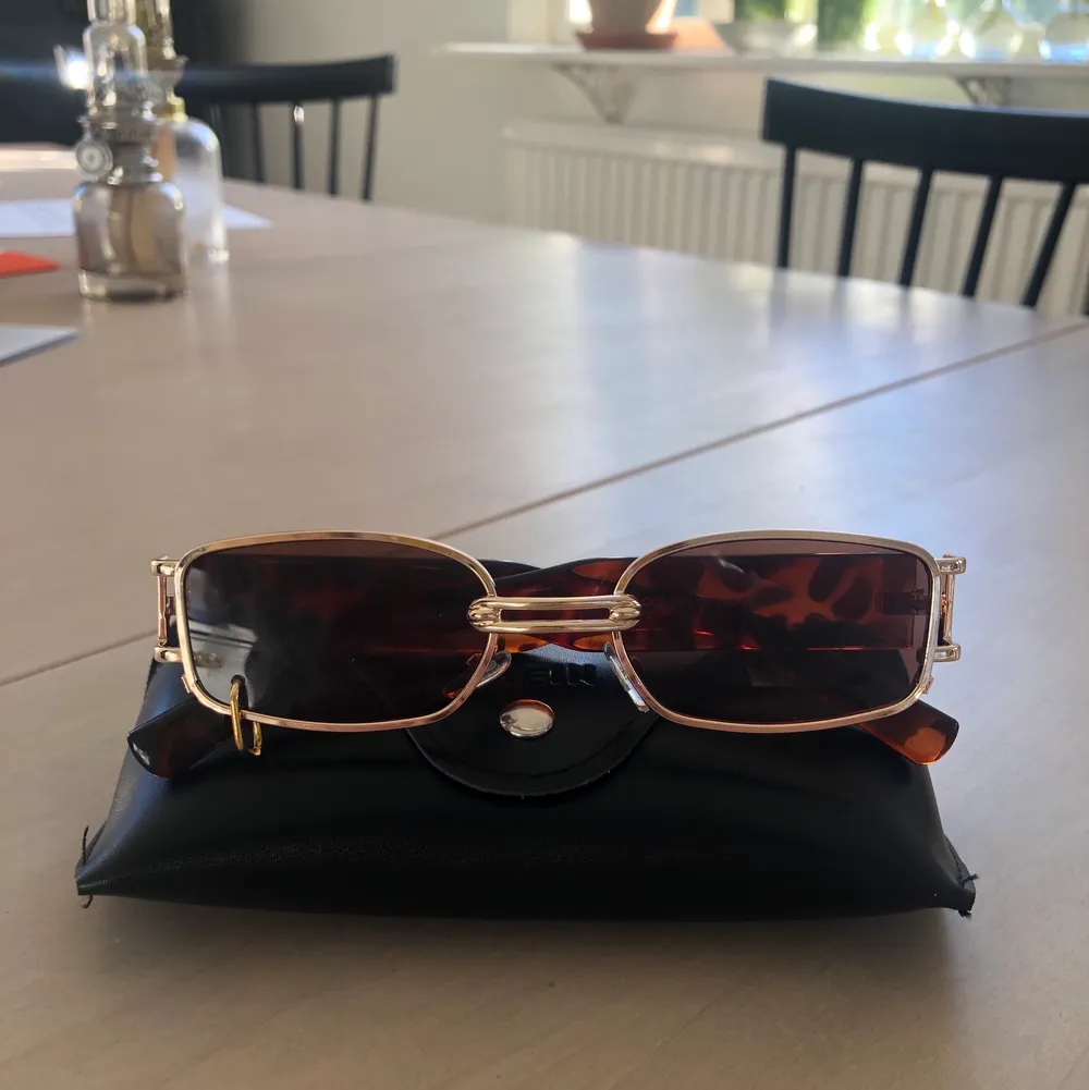 Trendiga solglasögon jag köpte här på Plick i superfint skick! Skickar dem med ett fodral som kom med.. Accessoarer.