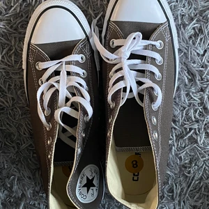 Converse mid - Helt nya converse mid, Storlek 8, motsvarar 41,5. Köpta i Usa, aldrig sett liknande i Sverige. nypris ca 1000sek