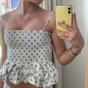 Supersöt sommartopp - Så din topp från zara i linne med avtagbara band! Kommer tyvärr inte till användning längre. Använt fåtal gånger, nyskick! Storlek xs🥰pris exkl frakt, kan mötas upp eller postas 
