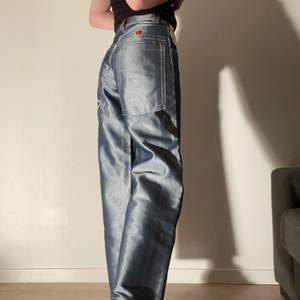 Sjukt snygga och balla jeans. Ett litet projekt för den heldige. Dragkjedjan saknas.(inte jag) storlek 170. 73cm i midjan