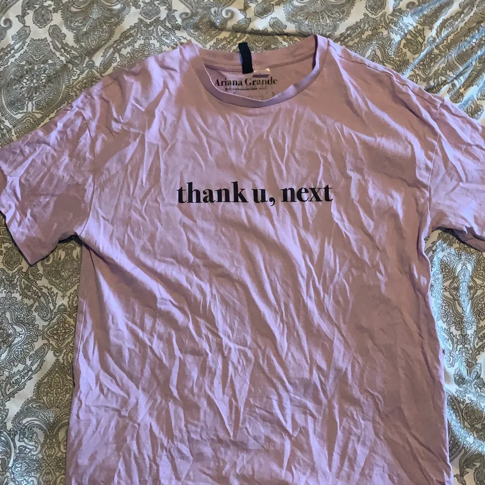 En Ariana Grande T-shirt från H&M med storlek XS. Får inte plats i den längre och använt minst 2 ggr. T-shirts.