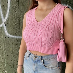 Croppad rosa väst - Säljer denna superfina rosa trendiga västen i storlek Small.🌸💘 Endast testad så är därmed i nyskick ✨