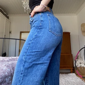 Jeans med vida ben!!  - Köpta på Gina Tricot förra sommaren och knappt använda. Riktigt snygga och bra kvalité. Modellen finns inte kvar på Gina. 