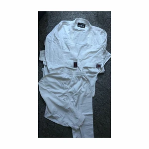 Budo nord karate suit  - Jag säljer min karate/taekwondo uniform 😔 på grund av att jag har fullt upp nu och kan inte köra längre 🥺 😭. Nypris var det 1200 kr 💕 hoppas att hans ny ägare tar hand om det och vinner med det 🎖🏆🏅🥇🥈🥉