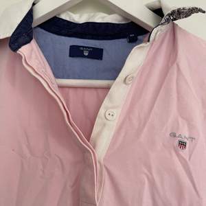 Söt rosa Gant-tröja i storlek XS! Har endast legat i garderoben, därav är den så skrynklig. Superfin 😇