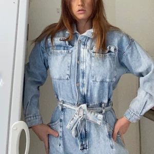 Byxdress denim Mango - Underbar Byxdress M men passar både L och S. 