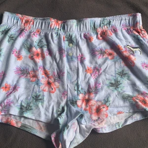 Victoria Secret Shorts - Shorts från Victoria Secret, storlek S men passar M. Mjuk och aldrig använt.