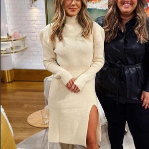 ADOORE St Moritz dress  - Gräddvit stickad klänning från Adoore strl 34 i modellen St Mortiz 🕌🥂🥟🪐🤍 Supertrendig, ses på i princip alla influensers nu! Nypris 1600. Budgivning är startad! 