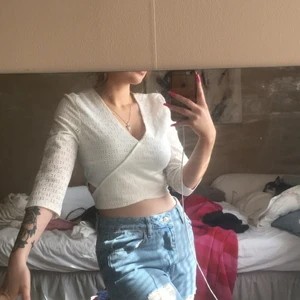 Gina tricot stl S - Super fin sommar topp som funkar till allt! Storlek S men har även väldigt stretchigt typ. Jätteskön och sätter sig så fint på kroppen! Detaljer med ”hål” på sidorna.🥰