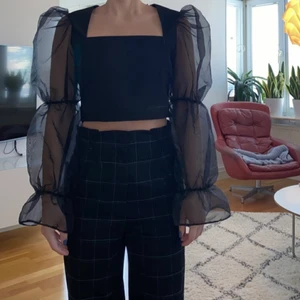 Volangtopp med öppen rygg  - Superfin topp som jag tyvärr aldrig använt.  Helt oanvänd med lapparna kvar! 