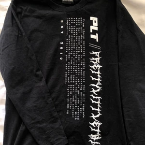 Pretty little thing långärmad tröja - Svart långärmad tröja med coola text detaljer från PLT, storlek XS/S🤍