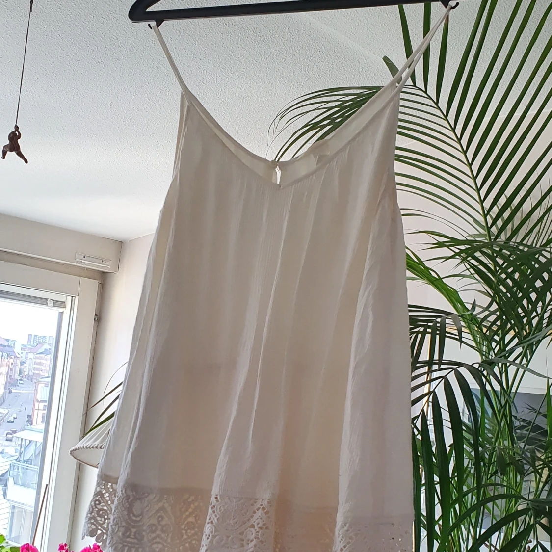 En kort linne shortklänning med kappa - 90