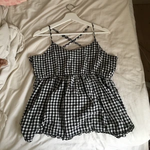 Svart vit randig blus - Säljer denna super söta topp/linne, köpare står för frakt 💕