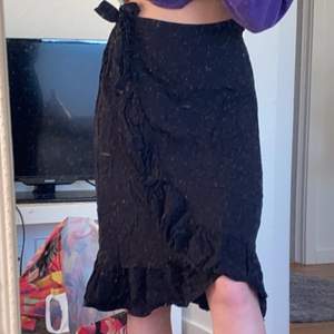 Super fin volang kjol bra skick köpt för 250kr och säljs för 80kr kommer strykt till er 