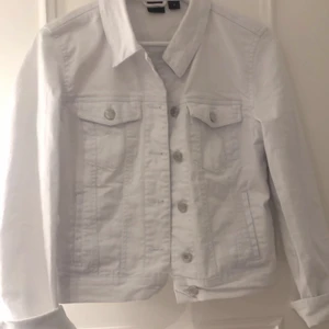Vit jeansjacka - Säljer nu denna vita jeansjacka då den inte kommer till användning, frakt ligger på 80kr som betalas av köparen 