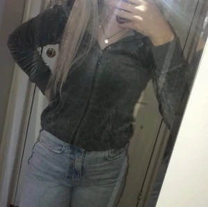 Cubus Ziphoodie velour - Grå Velour Ziphoodie i mycket bra skick då den ej kommit till användning. Storleken är xs men passar bra på mig som brukar ha S. Bara att höra av sig vid fler bilder💕