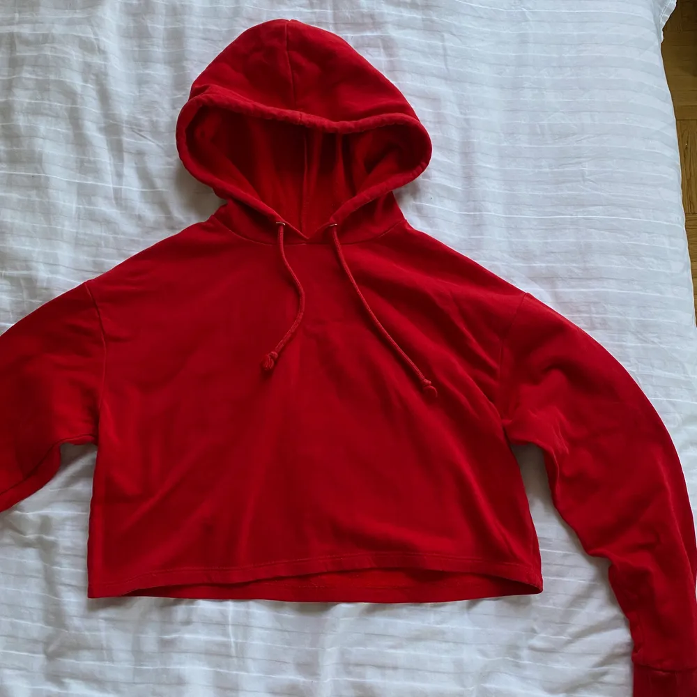 En röd cropped hoodie från hm i storlek S ❤️. Hoodies.