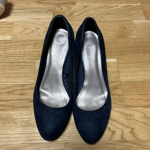 Skor  - Säljer mina gamla svarta mocka klackar, minns ej riktigt vart dom är köpta, därför säljs dom billigt. Pris kan diskuteras och fler bilder kan skickas :) 