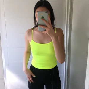 Neon Linne Zara - Ett coolt neon gult linne från Zara i strl S. 