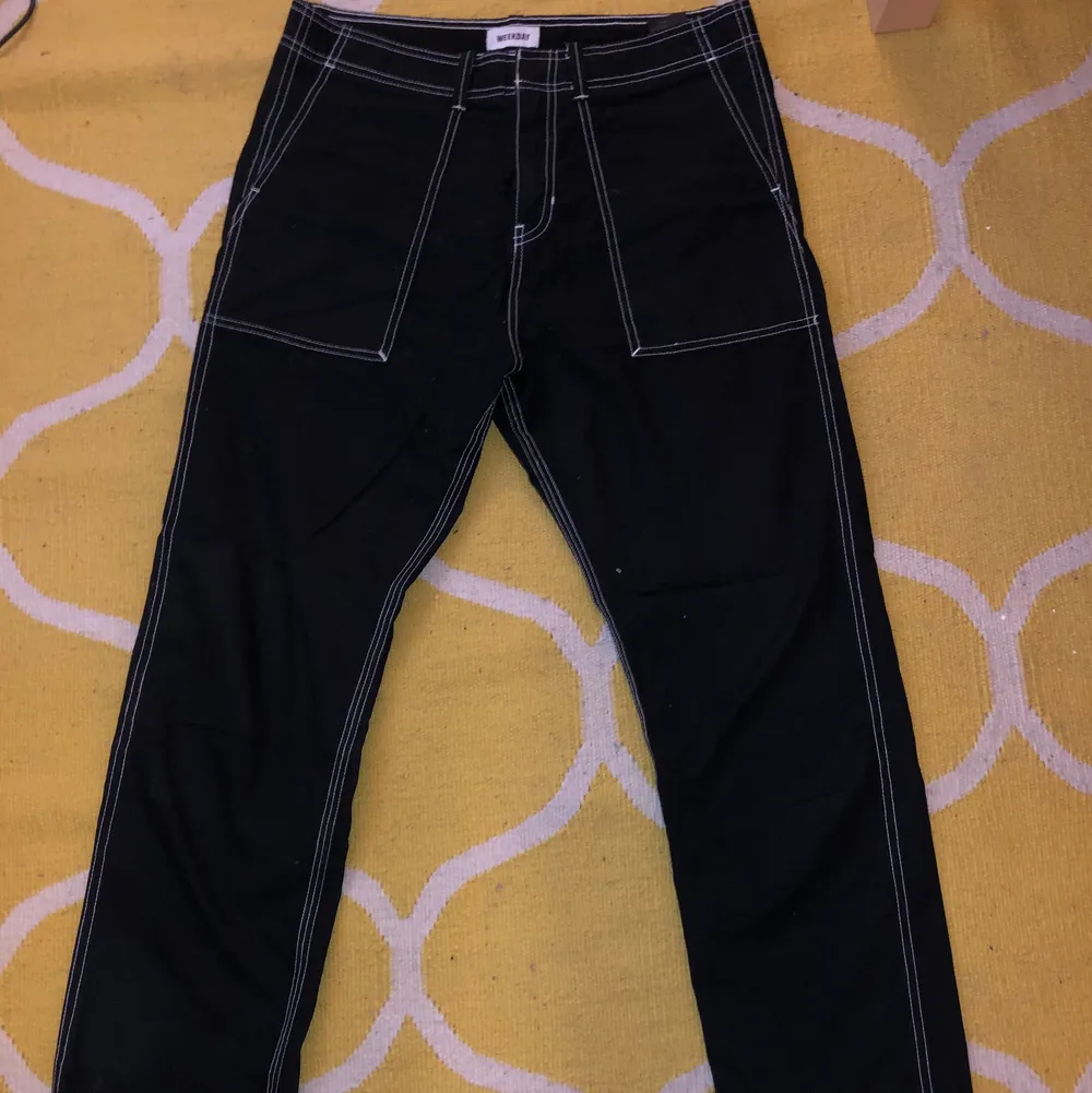 Svarta, wide-fit byxor med vita sömmar från weekday. Storlek 32/30 (32 i midjan, 30 i längd). Jag är 183 och de är lite för korta på mig. Original pris: 500 kr. Jeans & Byxor.