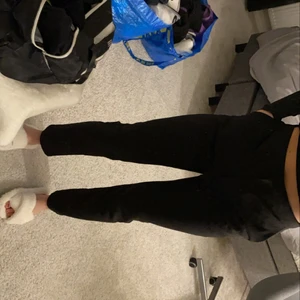 Kostymbyxor  - Ett par svarta kostymbyxor från nakd. Jättefina och jättebra material. Storlek S. Knappt använda