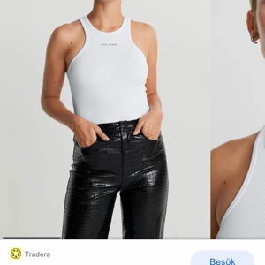 Nicki studio linne - Säljer ett jättefint oanvänt linne från Ginatricot. Hör av dig vid frågor, bilder mm☺️ (Första bilden är lånad) Skulle även säga att linnet passar en m/S beroende på hur man vill att det ska sitta💙