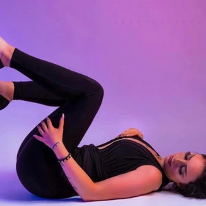 Rebecca Stella byxdress - Säljer Rebecca Stella byxdress använt Max 5 ggr för 100kr finns i älvsjö fin o ren samt stretch material, det är jag på bilderna så ni ser hur den sitter på, man kan lägga om banden på överkroppen hur man vill !