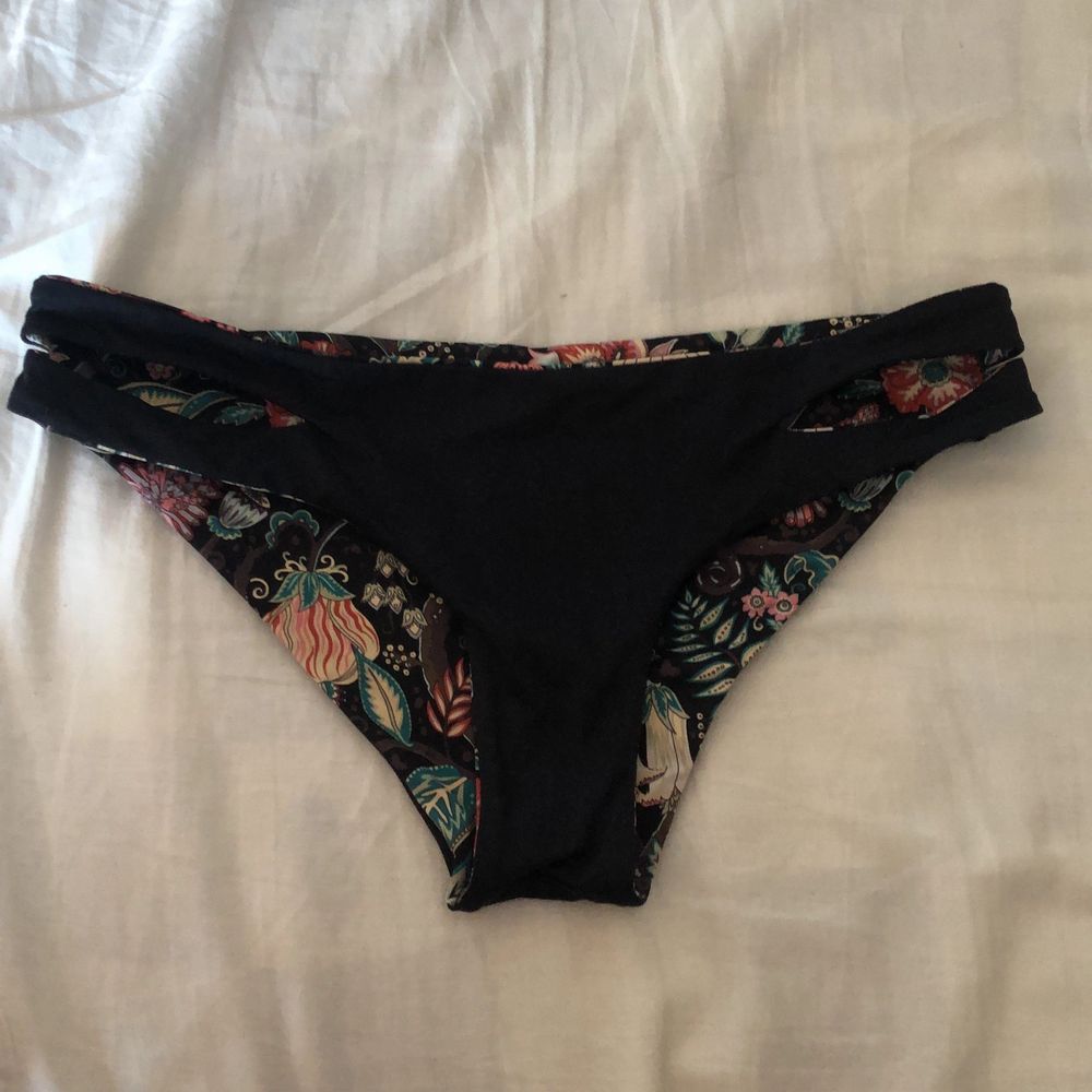 Bikini underdel som man kan ha på sig som svarta eller blommig. Köparen står för eventuell frakt. 🌸. Shorts.