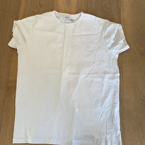 Vit T-shirt från Weekday  - Vit T-shirt från Weekday köpt i somras. Den kommer tyvärr inte till användning.