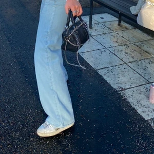 Wide leg jeans - Säljer dessa trendiga jeans i den perfekta ljusblåa färgen. Passar till allt. Köpta på junkyjard. Storlek 25 motsvarar 34. Nypris 499kr