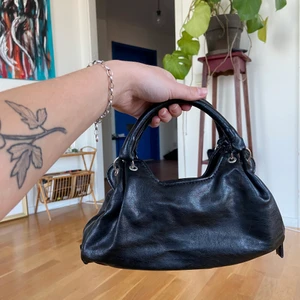 Svart handväska - En liten söt svart handväska, priset är ink frakt 🖤