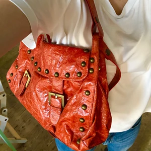 Unik väska!! - Säljer denna unika väska i coolt material och nitar!!🤩👊 Den är aldrig använd, helt ny o fräsch! Väskan har både axelband och ett längre. Frakt tillkommer på 66kr, annars kan jag mötas upp i Stockholm. Hör gärna av dig om du har någon fråga✌️