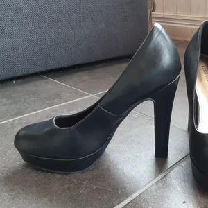 Svarta pumps - Klassiska svarta pumps. Oanvända. Storlek 37.