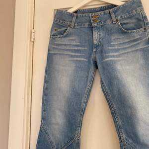 Lågmidjade vintage jeans från Lee! Verkligen super snygga men passar tyvärr inte mig! Mycket bra skick💖