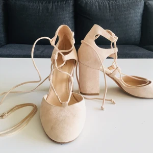 Rizzo klackskor - Klackskor i 37, mycket fina och passar perfekt för varma dagar och kvällar