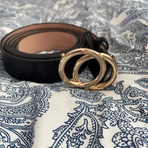 Skärp med guldspänne  - storlek M, men har gjort fler egna hål så de passar S/XS. Köpt för ca 2 år sedan, väl använt men i bra skick. 